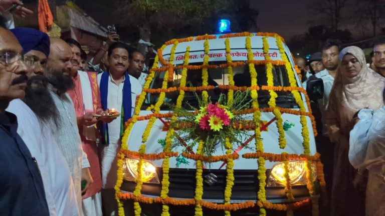 पिता की स्मृति मे एक चिकित्सा वाहन पुत्रो ने जरूरंतमंद पीड़ितो के सहायतार्थ वाहन समाज को संमर्पित किया