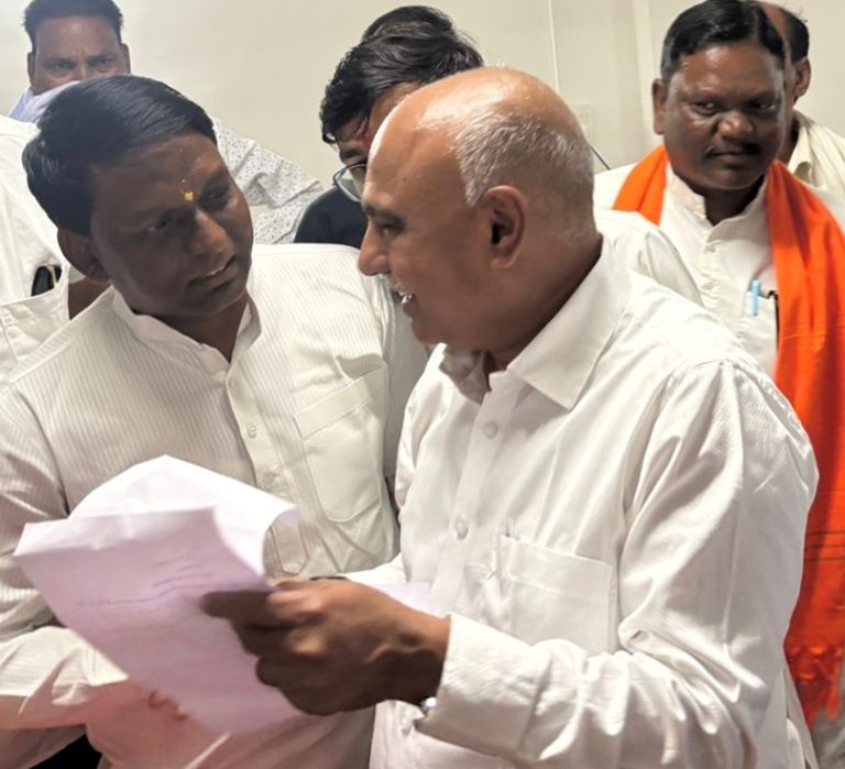 भाजपा प्रदेश अध्यक्ष से मिलकर ओवर ब्रिज के वैकल्पिक मार्ग में डामरीकरण करवाने की मांग