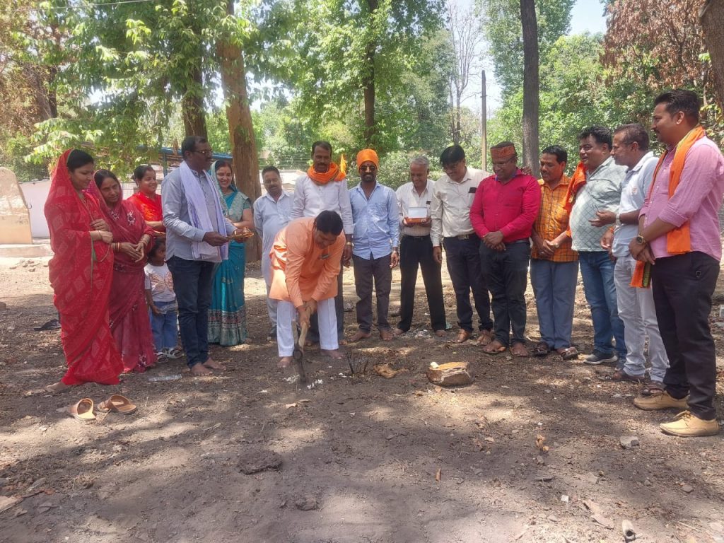 नपाध्यक्ष ने किया वार्ड 9 में बाउंड्रीवाल का भूमिपूजन