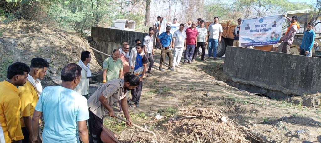 जल गंगा अभियान के तहत ट्रांसपोर्ट घाट के नाले की की श्रमदान कर सफाई