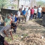 जल गंगा अभियान के तहत ट्रांसपोर्ट घाट के नाले की की श्रमदान कर सफाई