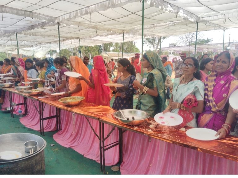 सामूहिक कन्या विवाह/निकाह योजना में भारी अव्यवस्था – पानी से लेकर भोजन तक के लिए तरसे लोग, दूल्हा-दुल्हन भी रहे वंचित