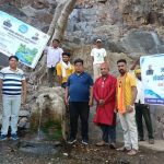 जल गंगा अभियान के तहत मठारदेव मंदिर परिसर से सटी सार्वजनिक जामुन झिरिया की श्रमदान से की सफाई