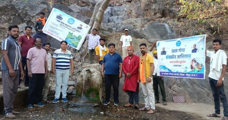 जल गंगा अभियान के तहत मठारदेव मंदिर परिसर से सटी सार्वजनिक जामुन झिरिया की श्रमदान से की सफाई
