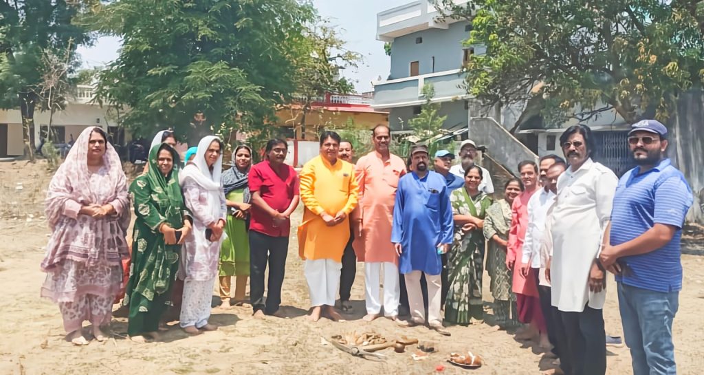 नपाध्यक्ष व जनप्रतिनिधियों ने किया वार्ड 16 और 36 में बाउंड्रीवाल एवं वार्ड 29 में आरसीसी नाला निर्माण का भूमिपूजन