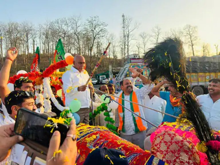 बैतूल में बैलगाड़ी पर निकले भाजपा प्रदेश अध्यक्ष