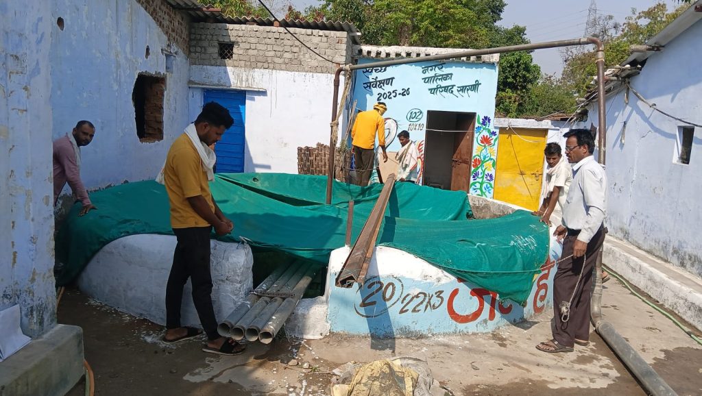 जल गंगा अभियान के तहत वार्ड 1 के सार्वजनिक कुएं की श्रमदान कर सफाई