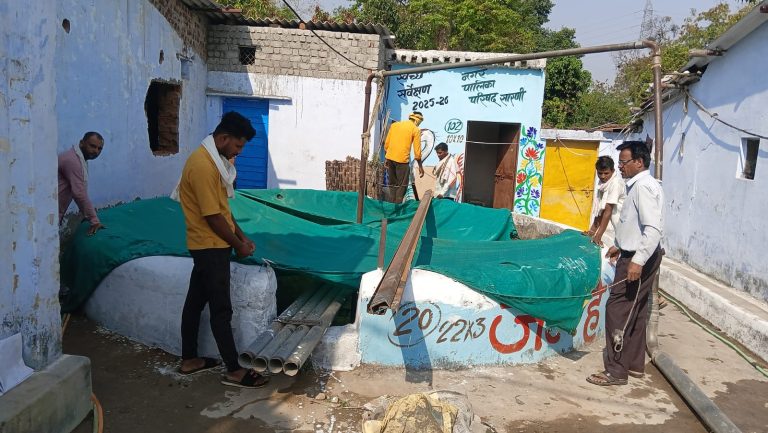 जल गंगा अभियान के तहत वार्ड 1 के सार्वजनिक कुएं की श्रमदान कर सफाई