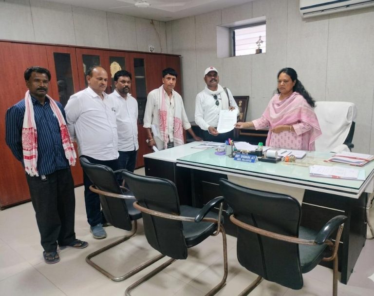 आगजनी से उजड़े घरों के पुनर्वास की मांग, सरपंच महासंघ ने सौंपा ज्ञापन