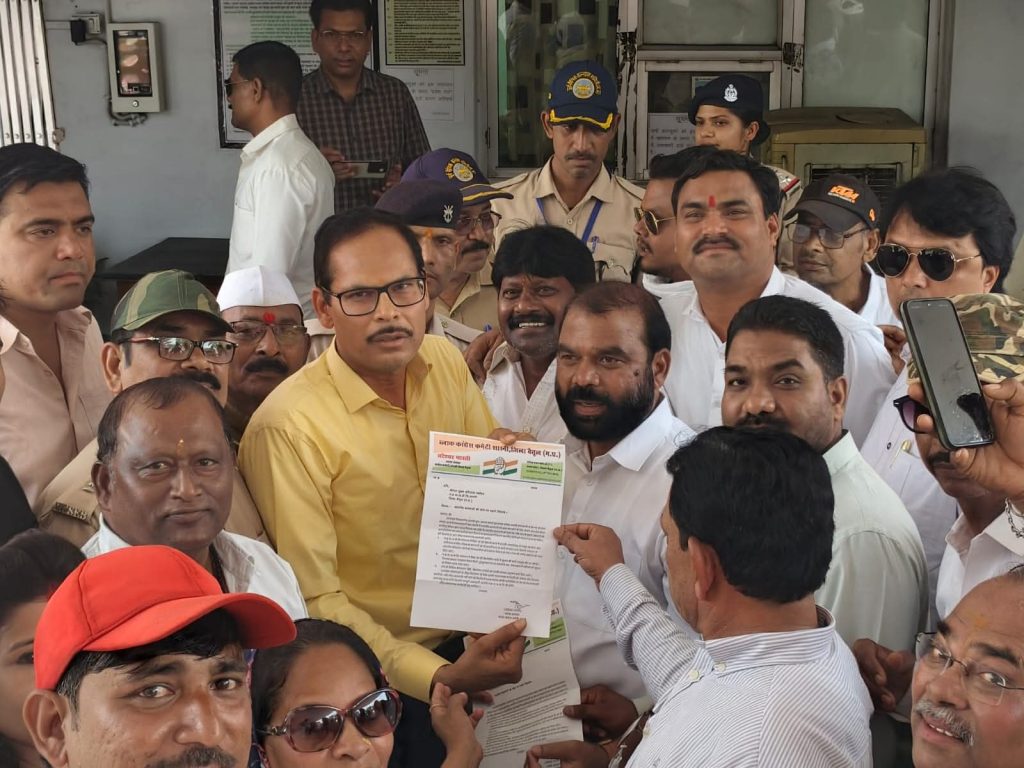 स्थानीय कामगारों और ठेकेदारों को मिले काम इस मांग को लेकर ब्लॉक कांग्रेस ने सौंपा ज्ञापन