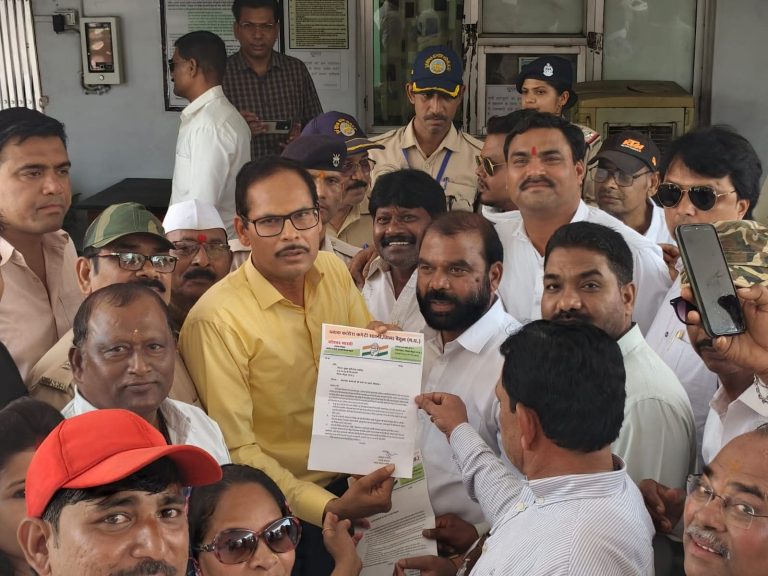स्थानीय कामगारों और ठेकेदारों को मिले काम इस मांग को लेकर ब्लॉक कांग्रेस ने सौंपा ज्ञापन