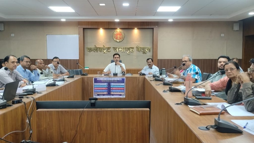 कुपोषण के प्रति संवेदनशीलता से कार्य करें, लापरवाही पर होगी सख्त कार्रवाई : कलेक्टर डॉ. सोनवणे