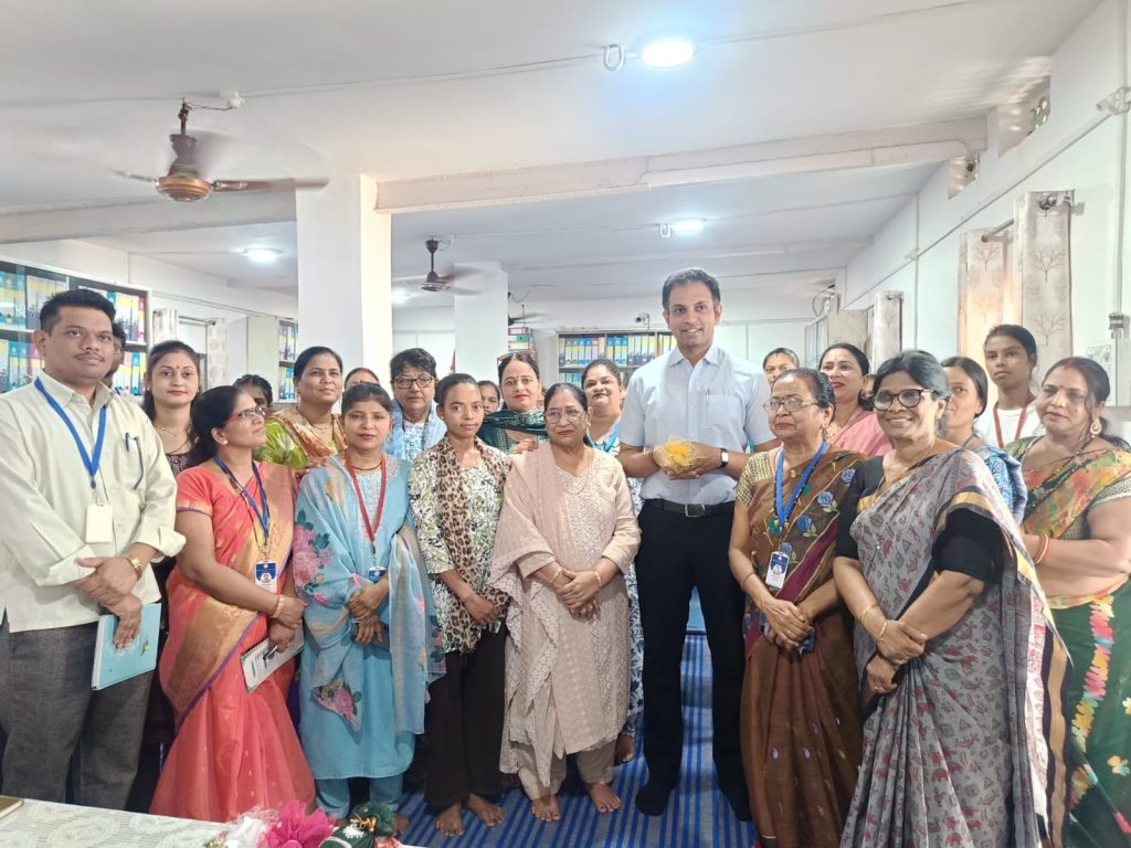बैतूल कलेक्टर डॉ. सौरभ संजय सोनवणे ने किया ग्राम भारती महिला मंडल का औचक निरीक्षण, महिलाओं के कार्यों की सराहना