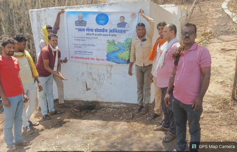 जल गंगा संवर्धन अभियान के तहत श्री मठारदेव शिखर मंदिर कुएं एवं पेयजल सप्लाई टंकियों की श्रमदान से सफाई की, मोटरपंप भी दुरूस्त किया