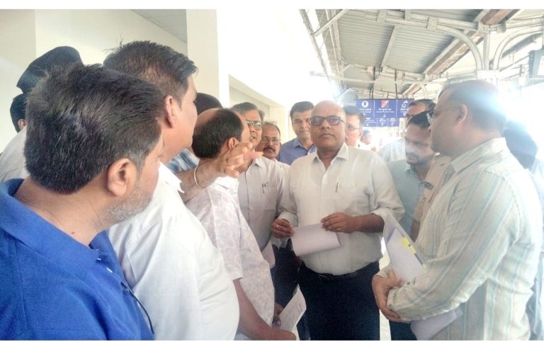 जीएम ने कहा : फुट ओवर ब्रिज का बाहर विस्तार होगा, सडकवाडॉ पहुंच मार्ग बनेगा पक्का मार्ग