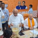 बंगाल-असम सहित 5 राज्यों के चुनाव परिणाम: बंगाल में भाजपा की बढ़त पर बीजेपी प्रदेश कार्यालय में जश्न, कार्यकर्ताओं ने झालमुड़ी खाई