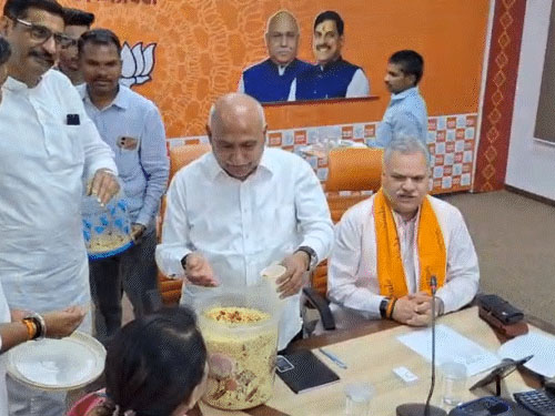 बंगाल-असम सहित 5 राज्यों के चुनाव परिणाम: बंगाल में भाजपा की बढ़त पर बीजेपी प्रदेश कार्यालय में जश्न, कार्यकर्ताओं ने झालमुड़ी खाई