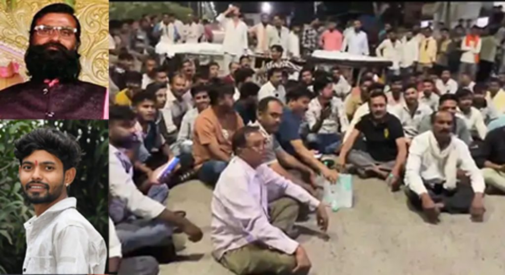 आमने-सामने भिड़ीं बाइकें, दो युवकों की मौत पर परिजनों ने शव रखकर किया चक्काजाम