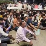 आमने-सामने भिड़ीं बाइकें, दो युवकों की मौत पर परिजनों ने शव रखकर किया चक्काजाम