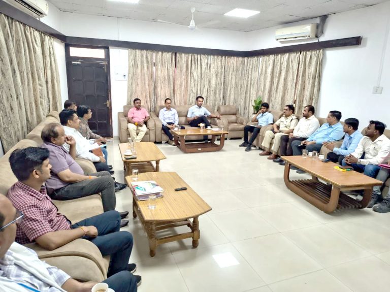 बिना कारण श्रमिकों को काम से न हटाएं: कलेक्टर