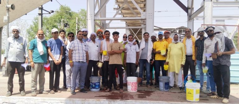 भीषण गर्मी में मानव सेवा की मिसाल, रेलवे स्टेशन पर जारी निःशुल्क जल सेवा अभियान