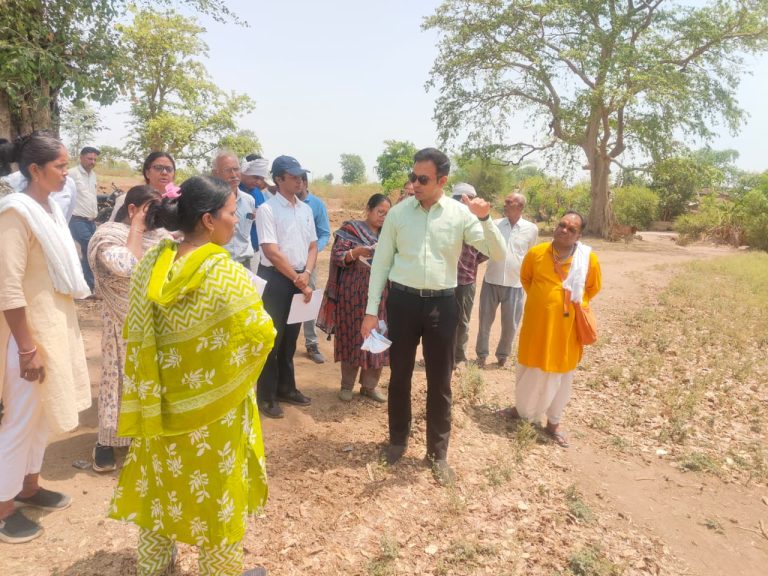 सिरपुर मॉडल के प्रगतिरत जल संरक्षण के कार्यों का कलेक्टर डॉ सोनवणे ने किया अवलोकन