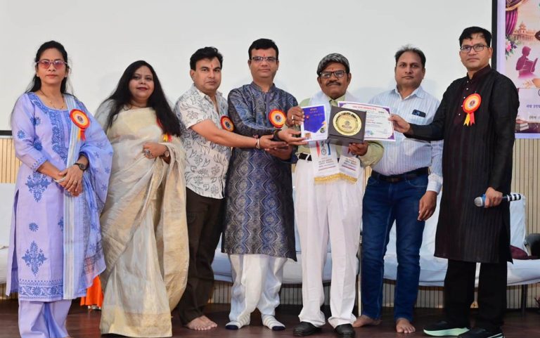 अहिल्याबाई होलकर पुरस्कार से सम्मानित हुए साहू, पुस्तक का हुआ विमोचन