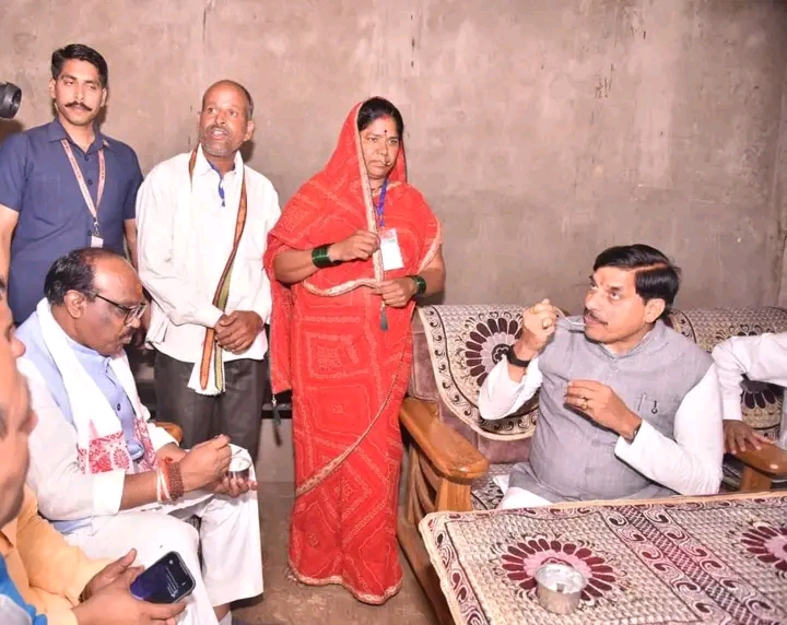 मुख्यमंत्री डॉ. मोहन यादव ने कुकरू के सुप्रसिद्ध मावा का लिया स्वाद