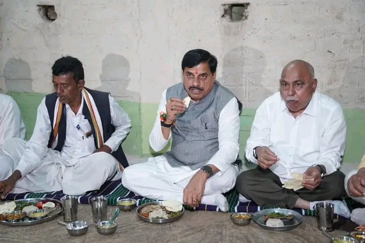 मुख्यमंत्री डॉ. मोहन यादव ने कुकरू में ग्रामीण परिवार के साथ किया रात्रि भोजन