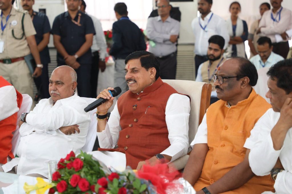 मुख्यमंत्री डॉ. मोहन यादव ने ग्राम कुकरू ग्रामीणों से किया आत्मीय संवाद