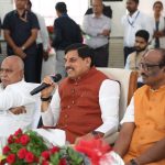 मुख्यमंत्री डॉ. मोहन यादव ने ग्राम कुकरू ग्रामीणों से किया आत्मीय संवाद