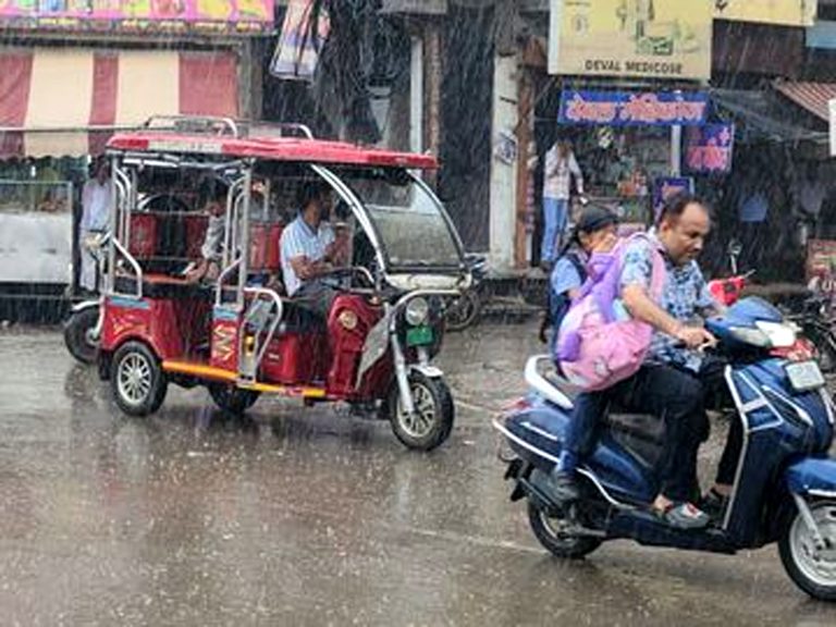 इंदौर-जबलपुर समेत 10 में चलेगी आंधी, 29 जिलों में बारिश की चेतावनी, अगले 4 दिन लू