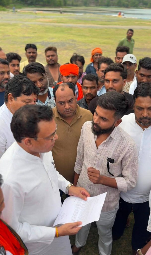 नई ईकाई निर्माण कार्य में रोजगार कि मांग को लेकर युवाओं ने विधायक योगेश पंडाग्रे को सौंपा ज्ञापन