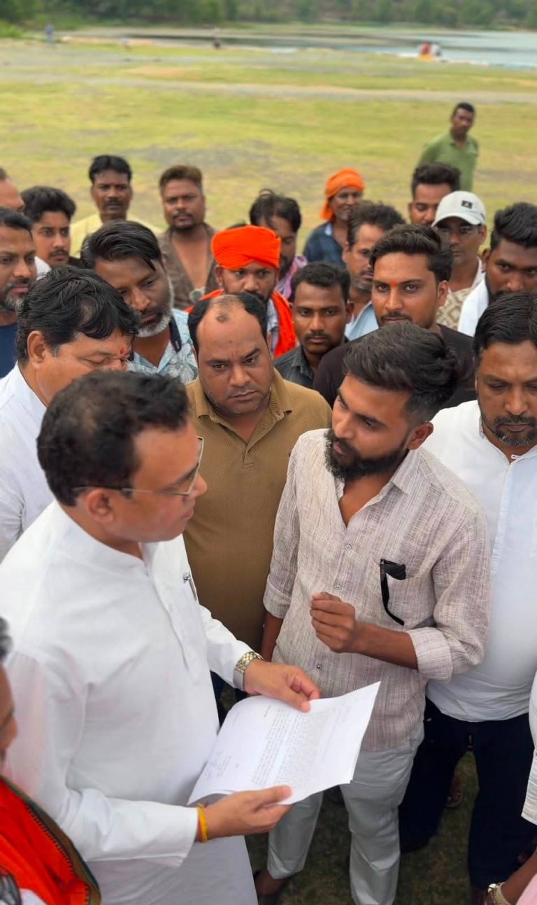 नई ईकाई निर्माण कार्य में रोजगार कि मांग को लेकर युवाओं ने विधायक योगेश पंडाग्रे को सौंपा ज्ञापन