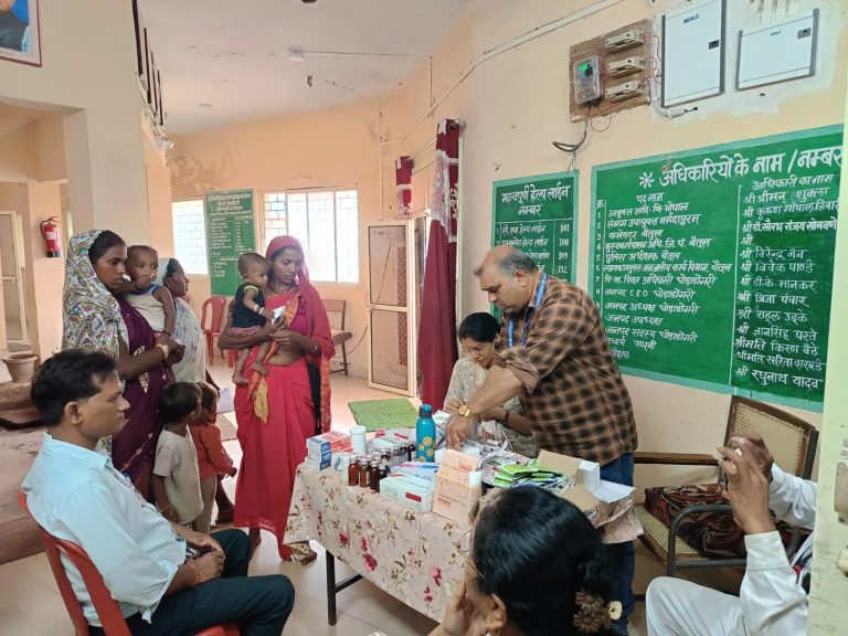 ग्राम बेलोंड में निःशुल्क स्वास्थ्य परीक्षण शिविर आयोजित, 128 ग्रामीणों ने लिया लाभ