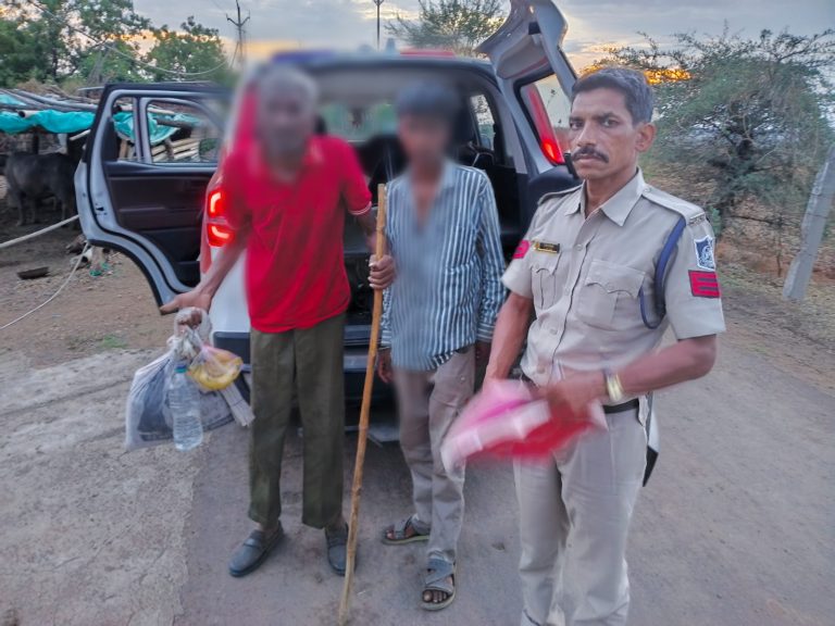 खंडवा के डायल-112 हीरोज – रास्ता भटके 80 वर्षीय बुजुर्ग को सुरक्षित परिजनों से मिलाया