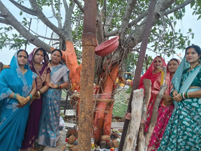 वट सावित्री पर्व पर सुहागिन महिलाओं ने रखा निर्जला व्रत, पति की दीर्घायु की कामना की