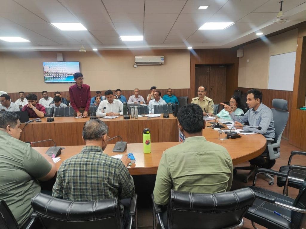 अवैध खनन के विरुद्ध सख्त कार्रवाई के कलेक्टर डॉ सोनवणे ने दिए निर्देश