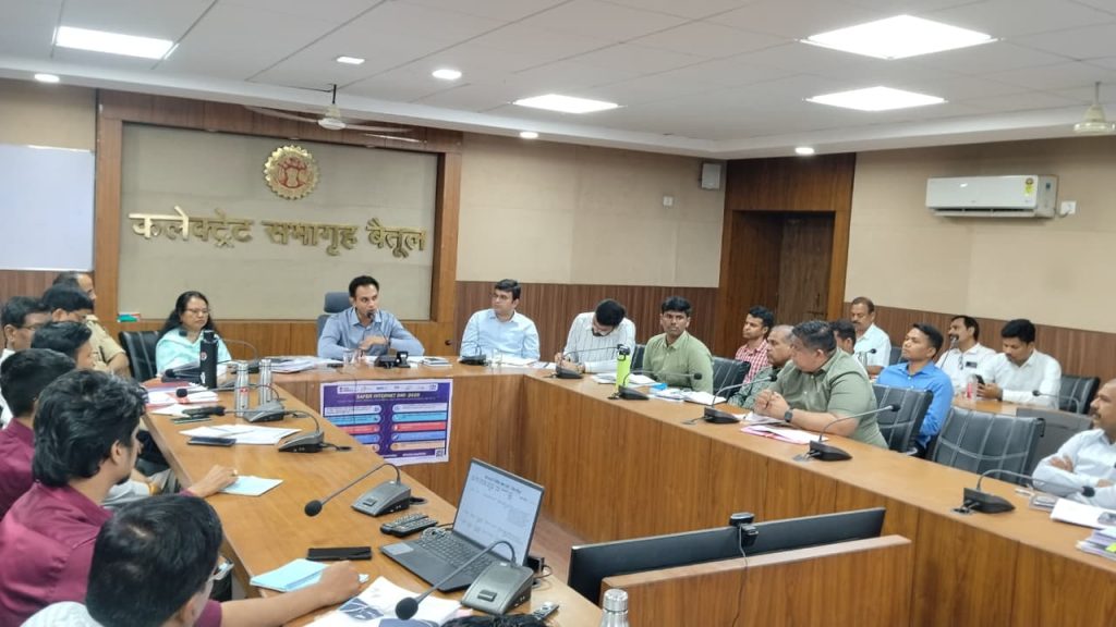 सड़क सुरक्षा, वन अतिक्रमण और जघन्य अपराधों की समीक्षा, कलेक्टर डॉ. सोनवणे ने दिए सख्त निर्देश