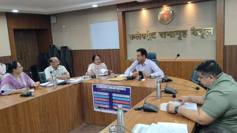 राजस्व प्रकरणों के निराकरण में लाएं गति, लापरवाही पर होगी सख्त कार्यवाही: कलेक्टर डॉ सोनवणे 