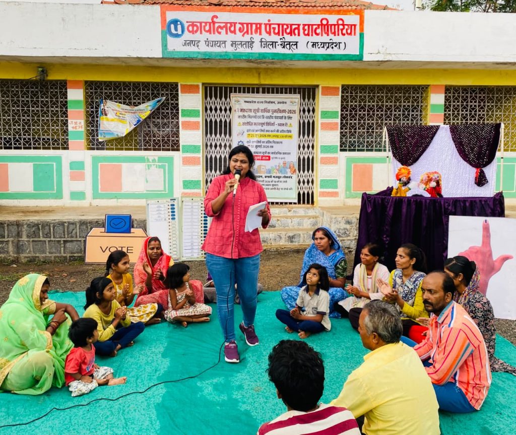 ग्रामीणों ने कठपुतली के खेल से जानी वोटर लिस्ट में नाम जुड़वाने की कहानी