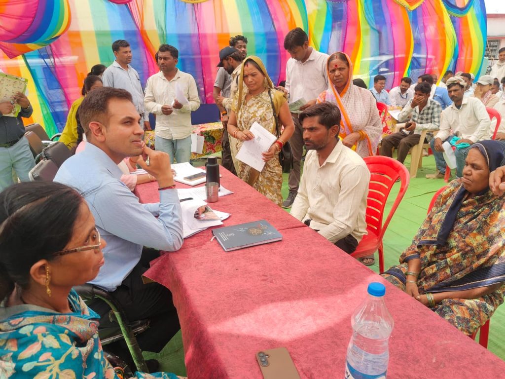 जनकल्याण शिविर में पहुंचे कलेक्टर, ग्रामीणों की समस्याएं सुनकर मौके पर दिए समाधान के निर्देश