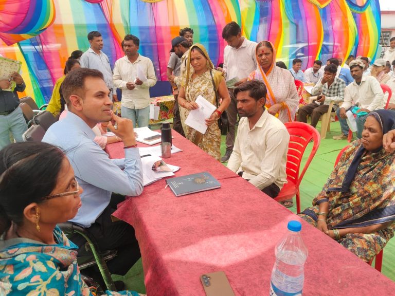 जनकल्याण शिविर में पहुंचे कलेक्टर, ग्रामीणों की समस्याएं सुनकर मौके पर दिए समाधान के निर्देश