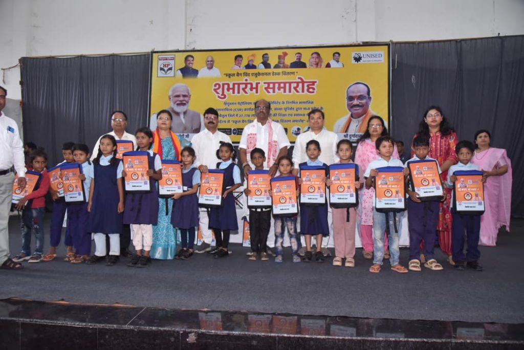 डेस्क युक्त स्कूल बैग बच्चों के स्वास्थ्य और गुणवत्तापूर्ण शिक्षा में होंगे सहायक : केंद्रीय मंत्री श्री उइके