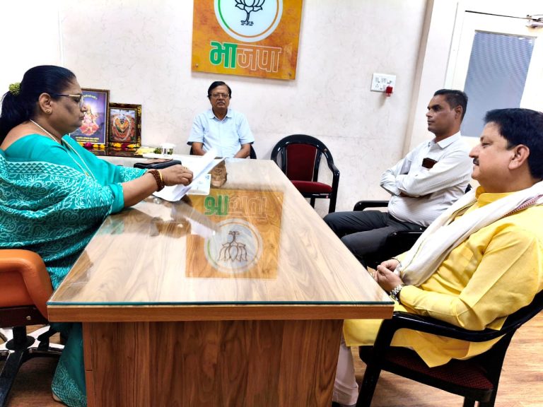 मध्यप्रदेश शासन की मंत्री सुश्री निर्मला भूरिया ने बुधवार को भाजपा प्रदेश कार्यालय में कार्यकर्ताओं से की मुलाकात