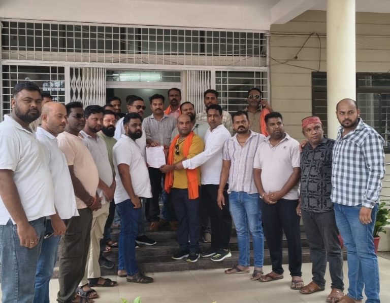 विगत रात्रि सूअर पालन की आड़ में गोवंश वध करने वालों की पूर्ण जांच कार्यवाही के लिए विश्व हिंदू परिषद बजरंग दल ने सोपा ज्ञापन