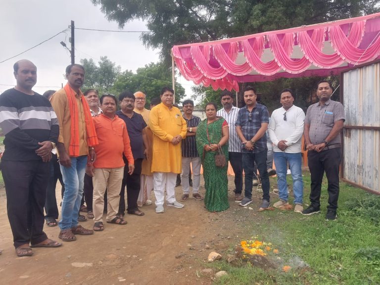 प्रधानमंत्री आवास परिसर में 9.08 लाख से बनेगी सीसी रोड, नपाध्यक्ष उपाध्यक्ष ने किया भूमिपूजन