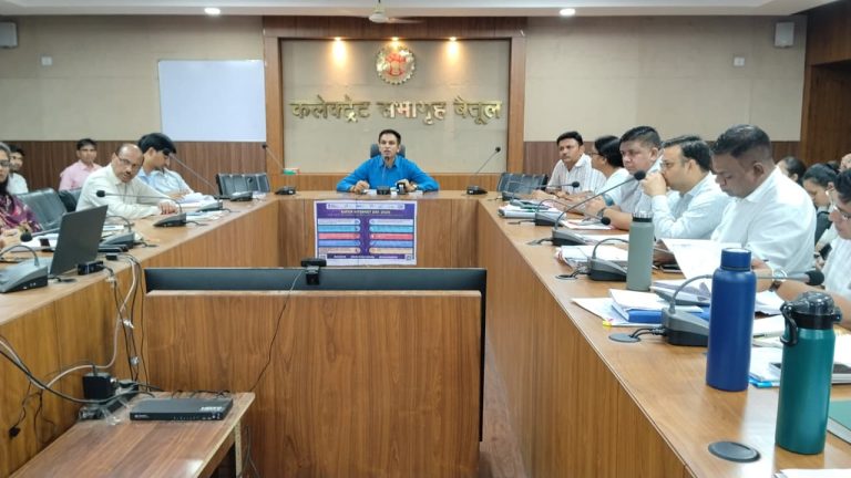 खाद का सुचारू वितरण कराएं, अनियमितता करने वालों के विरुद्ध सख्त कार्रवाई करें : कलेक्टर डॉ. सोनवणे