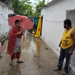 भर बारिश में छतरी लेकर जल निकासी व्यवस्था का निरीक्षण करने निकलीं पार्षद खुशबू विजय अतुलकर