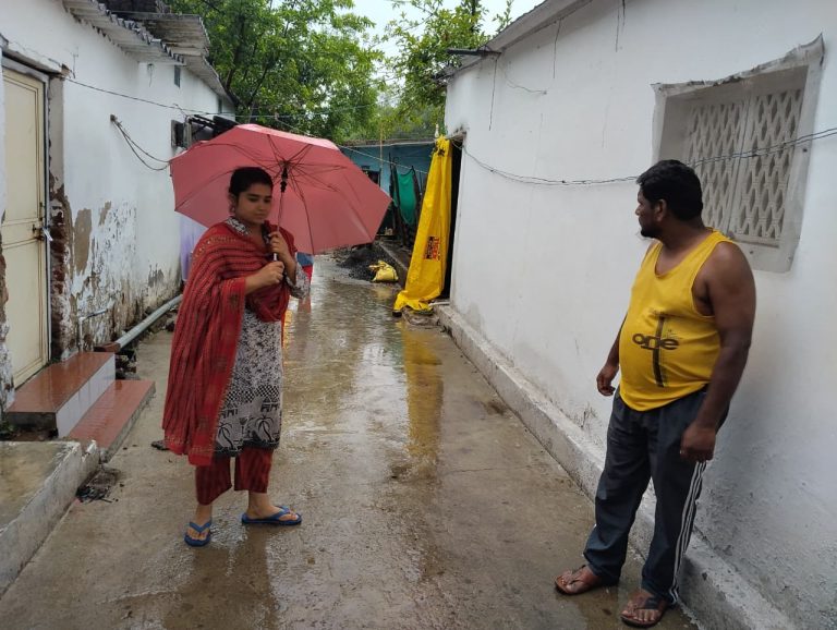 भर बारिश में छतरी लेकर जल निकासी व्यवस्था का निरीक्षण करने निकलीं पार्षद खुशबू विजय अतुलकर